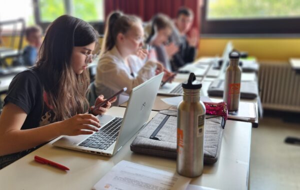 Mädchen beim Schulunterricht mit Laptops