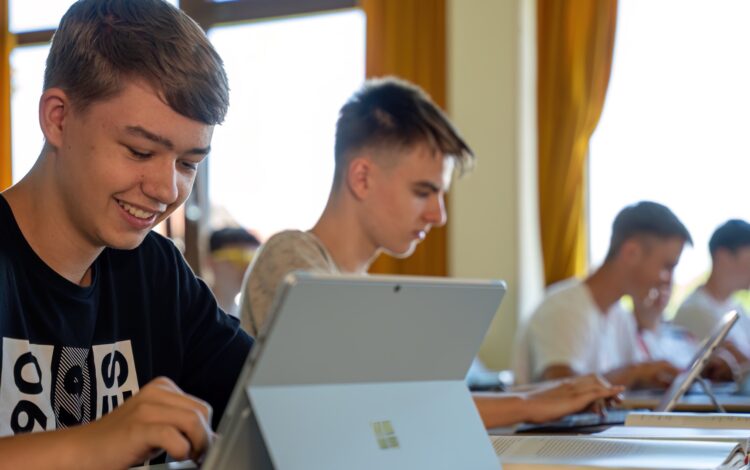 Mehrere Schüler arbeiten mit Tablets