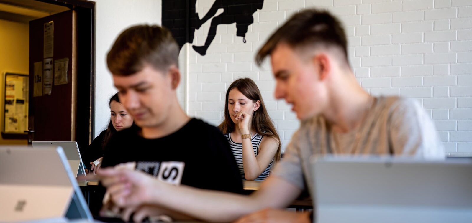 Mehrere Schüler arbeiten mit Tablets